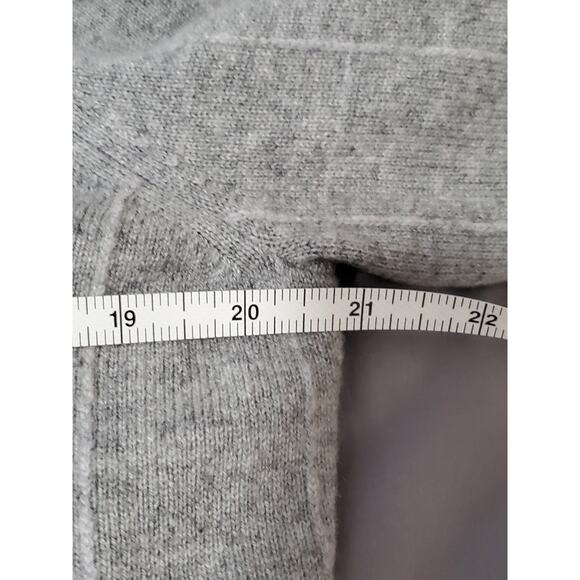 Saks Fifth Avenue Women’s Cardigan Sweater XL Gray 100% Cashmere Button Front - Picture 7 of 9